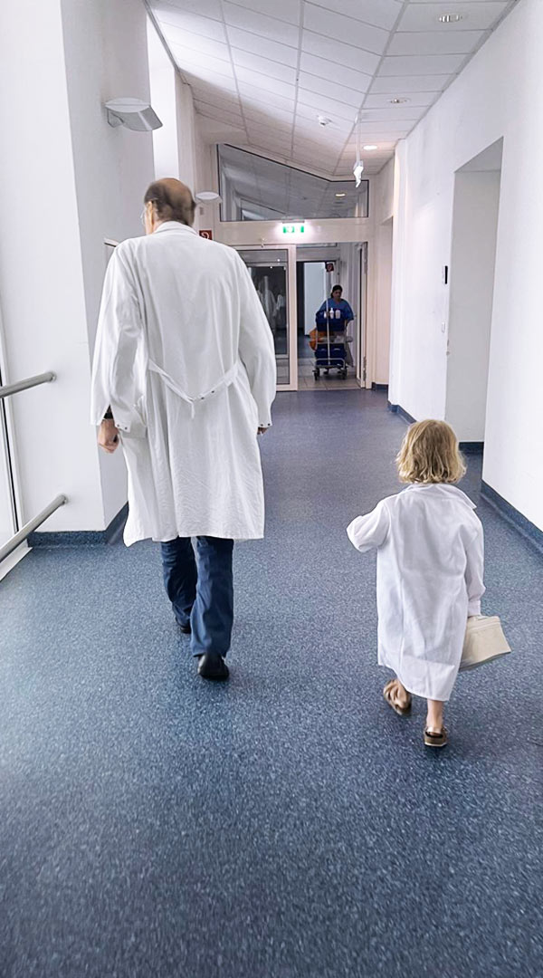 Prof. Ludwig mit Kind